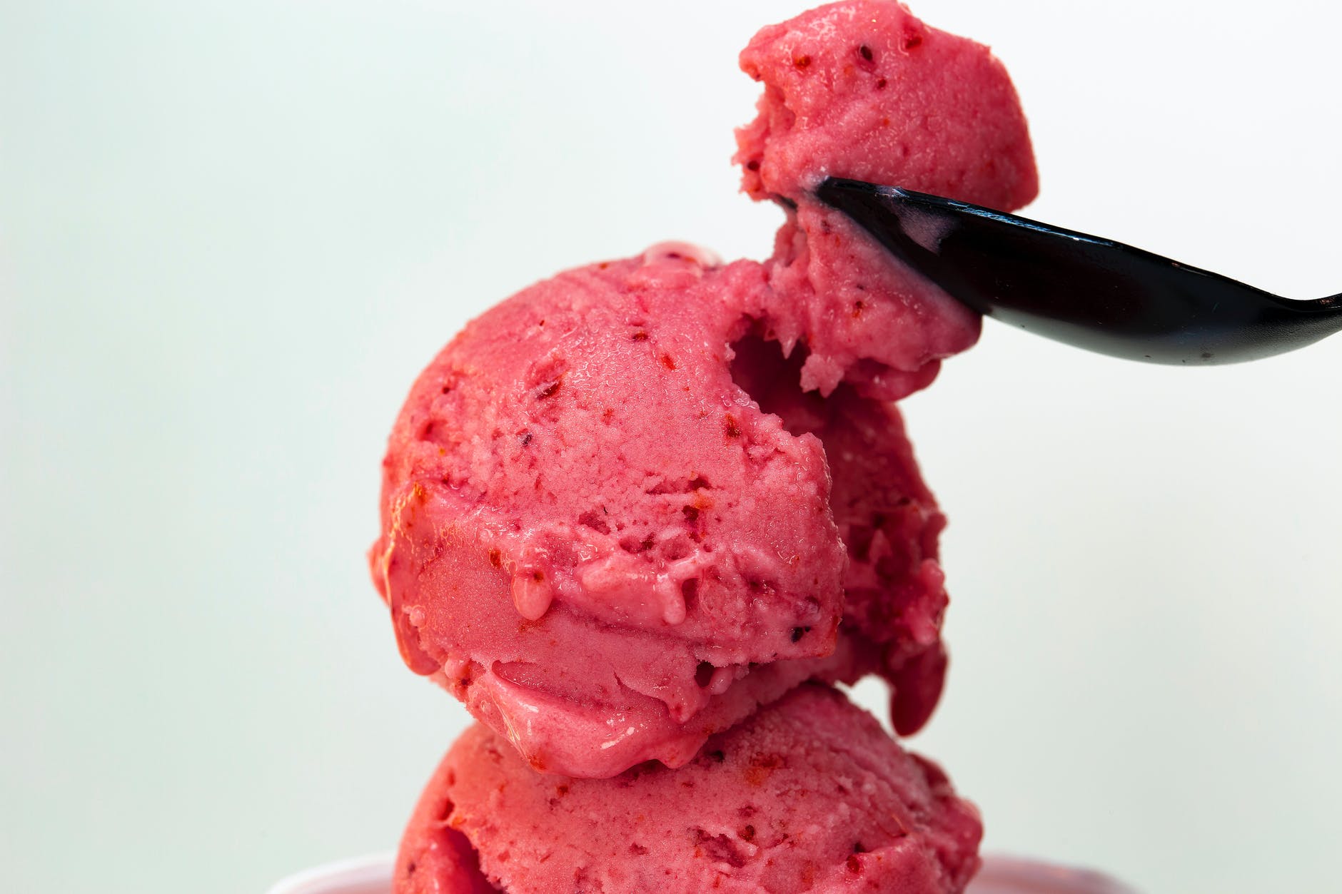 Veja como fazer esse sorvete vegano maravilhoso e que leva apenas 3 ingredientes.