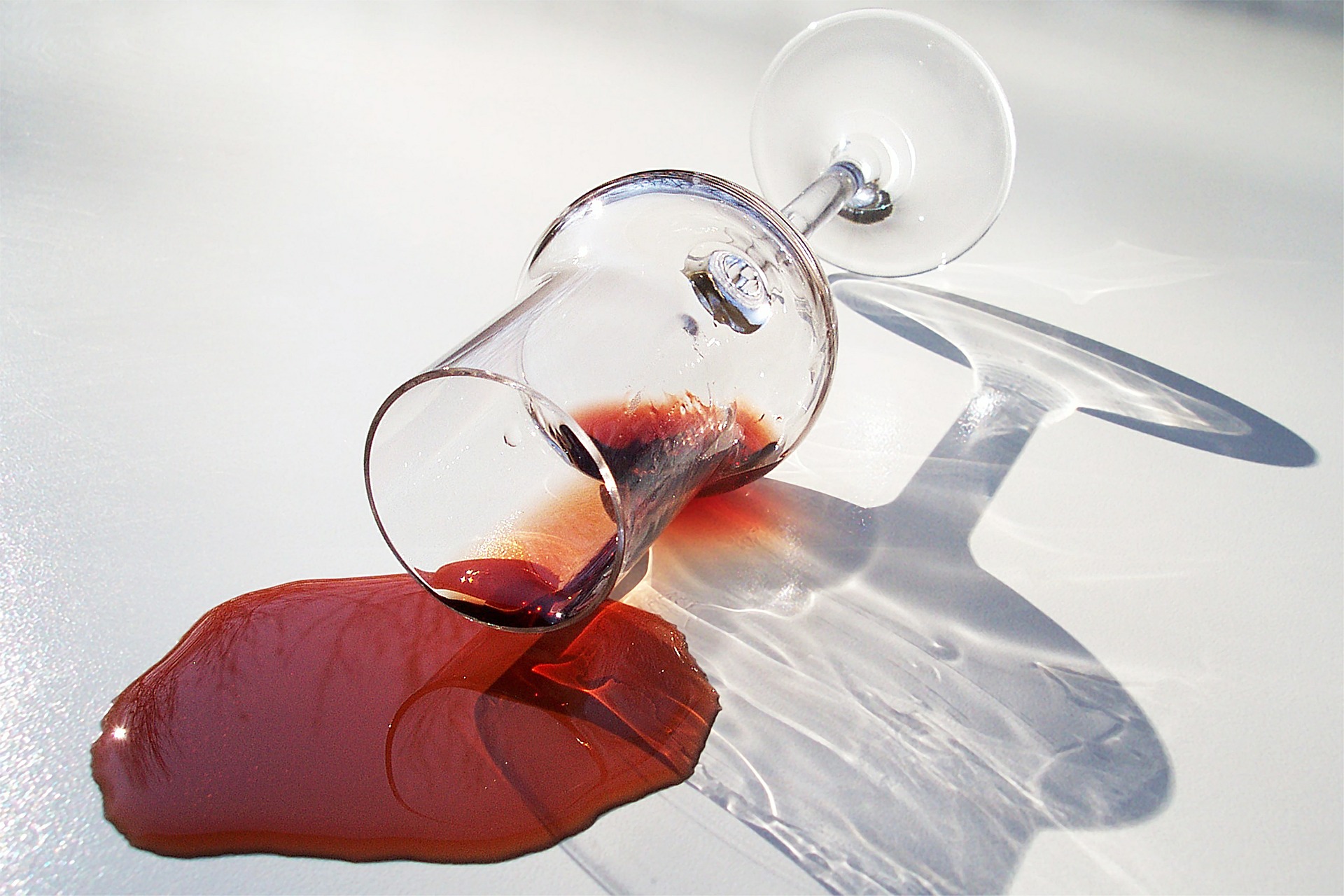 Aprenda a remover mancha de vinho de forma definitiva!