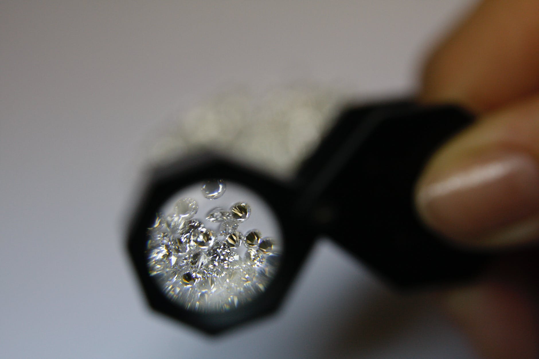 Diamante negro ‘extraterrestre’ é leiloado por R$ 22 milhões