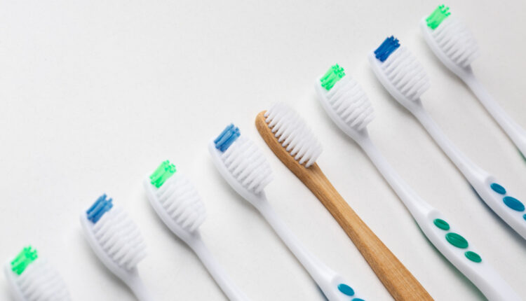 Aprenda como higienizar sua escova de dente de forma adequada e garanta uma melhor saúde bucal