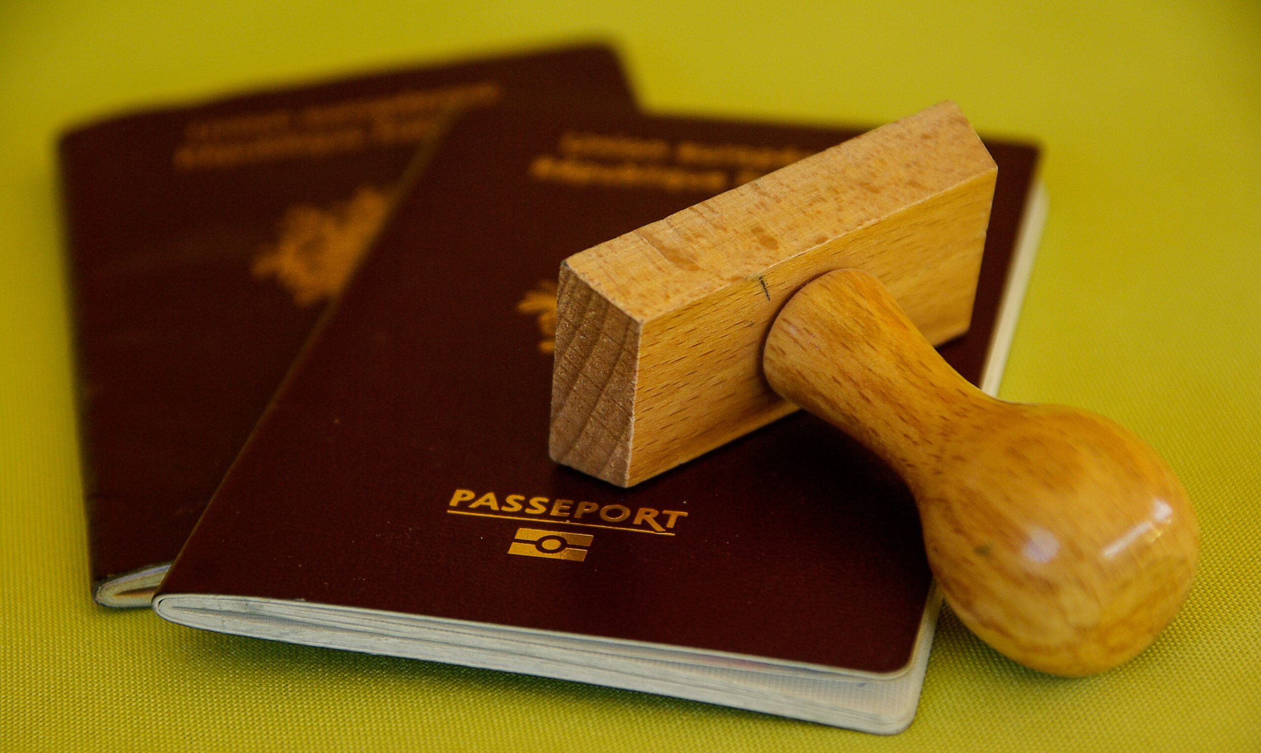 Visto americano: Estados Unidos suspende a etapa da entrevista do processo de emissão de alguns tipos de visto. Confira!