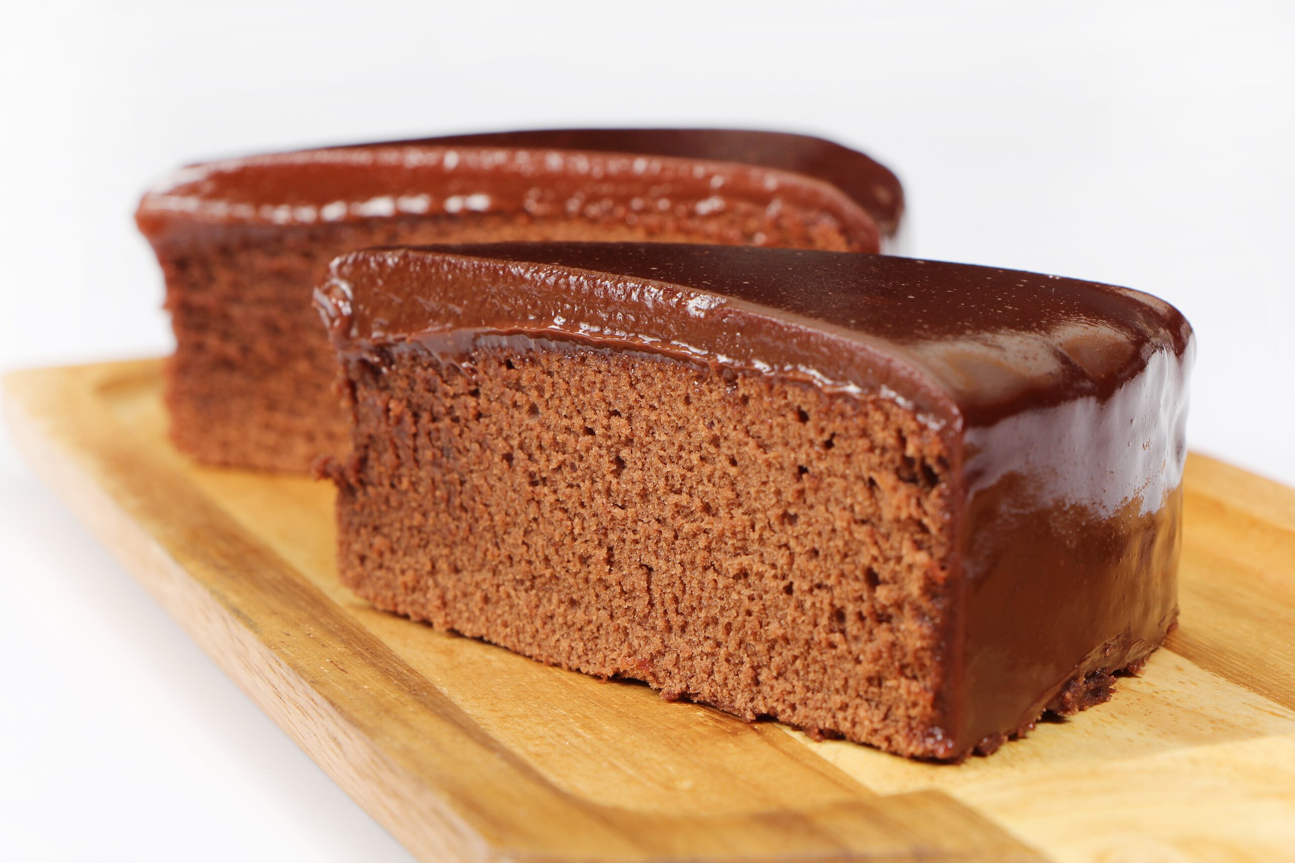 Saiba como preparar um bolo de chocolate de liquidificador fofinho e suculento