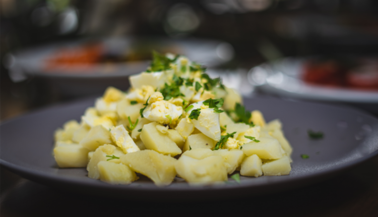 Salada de batata com ovo: Confira essa receita simples e saborosa