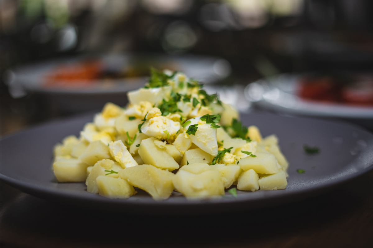 Salada de batata com ovo: Confira essa receita simples e saborosa