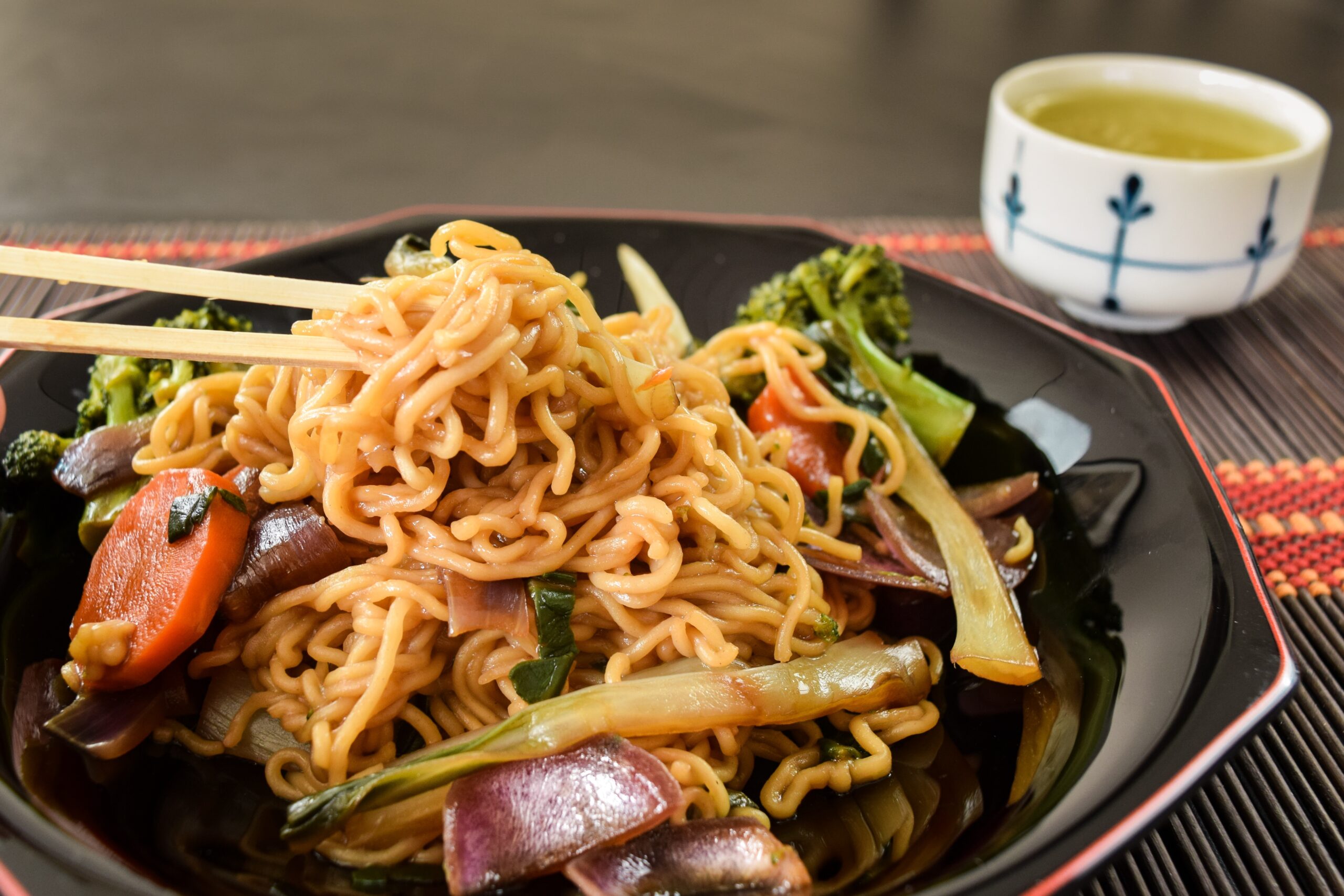 Aprenda como fazer um delicioso yakisoba com itens que você tem em casa. Confira!