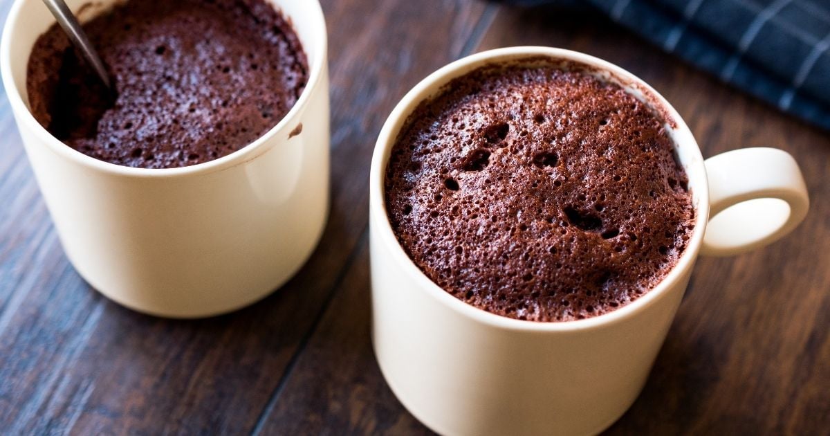 Aprenda como fazer um bolo de chocolate de caneca muito fácil