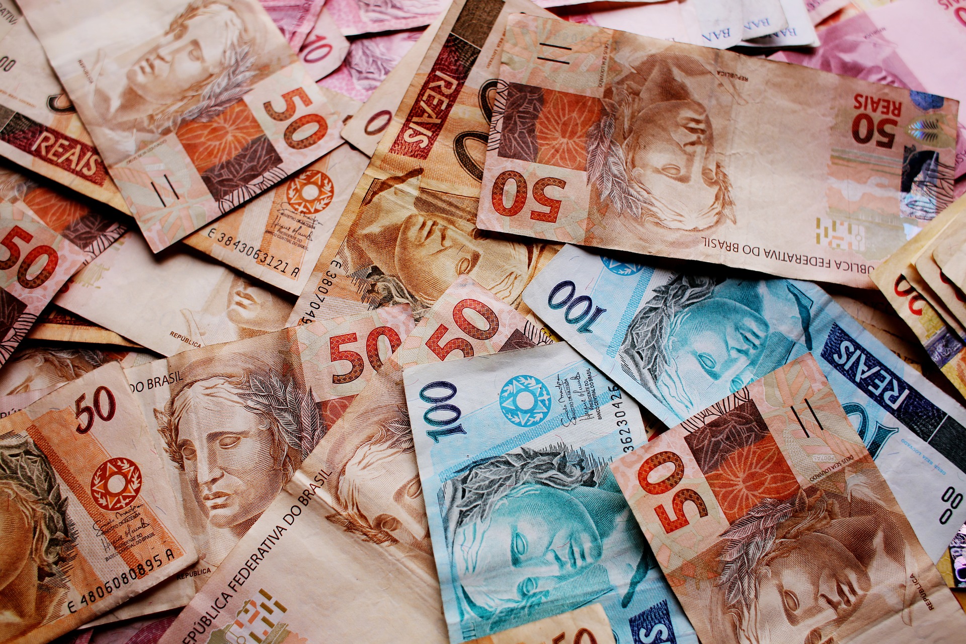 Enquanto uns recebem centavos, alguns brasileiros receberão mais de 100 mil reais de dinheiro esquecido. (18/03)