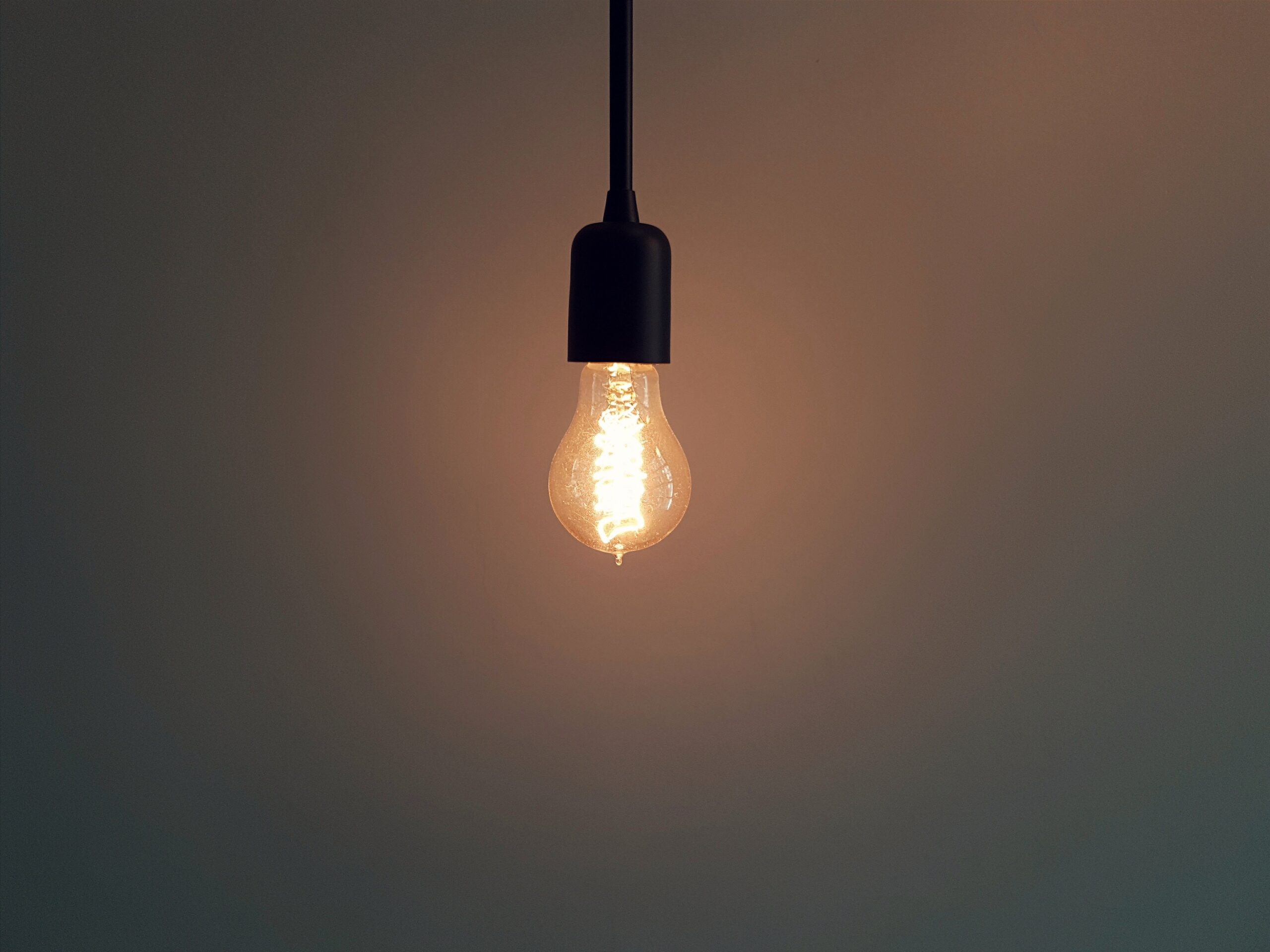 Luzes LED: conheça os riscos da exposição prolongada