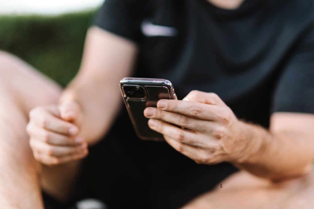 Saiba quais são os problemas ortopédicos que podem ser causados pelo celular