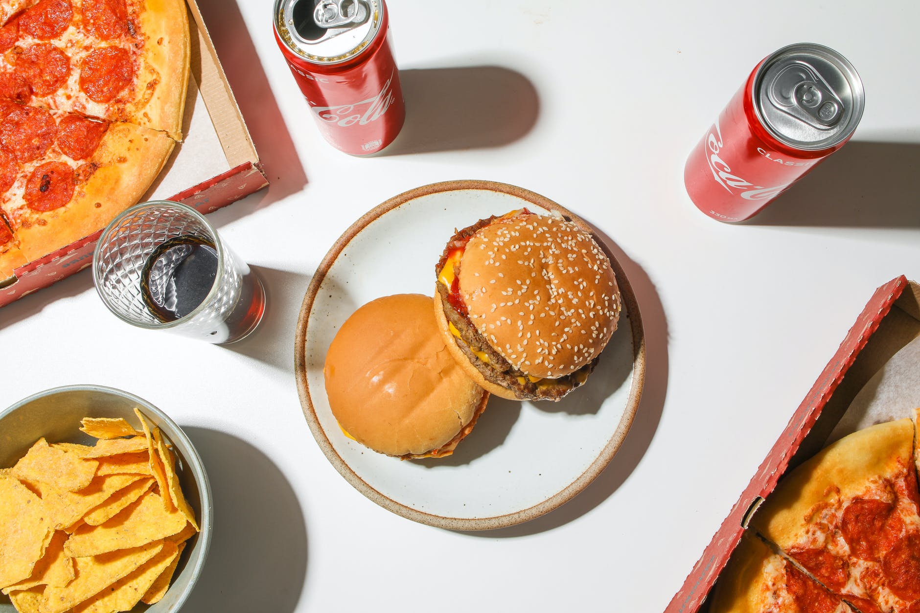 Qual a opção irá gerar menos prejuízos à saúde: Pizza ou hambúrguer?