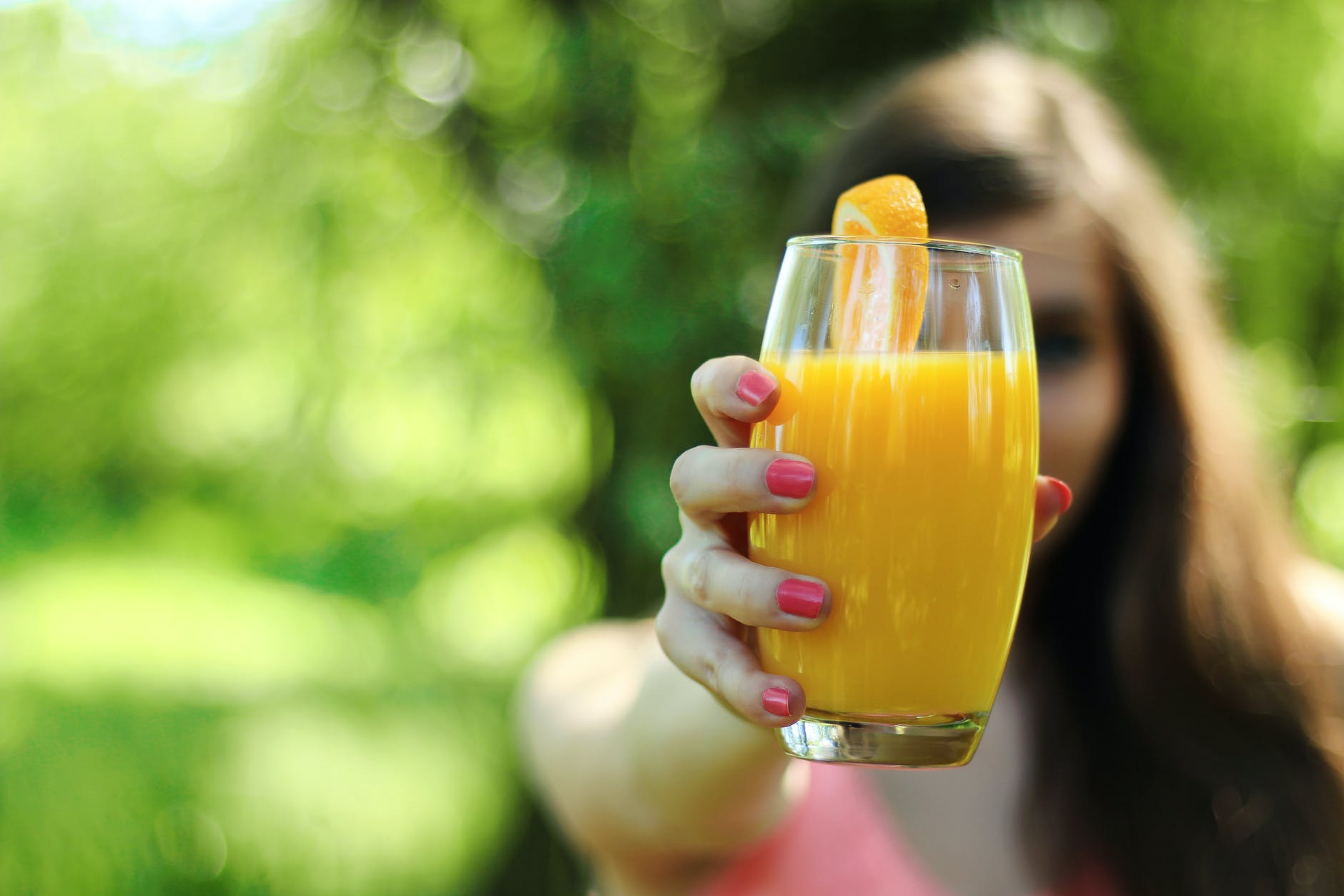 Descubra o que é mais saudável: comer a laranja ou beber o seu suco