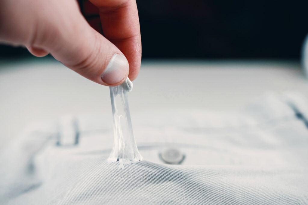 Saiba como remover manchas de chicletes de várias superfícies diferentes