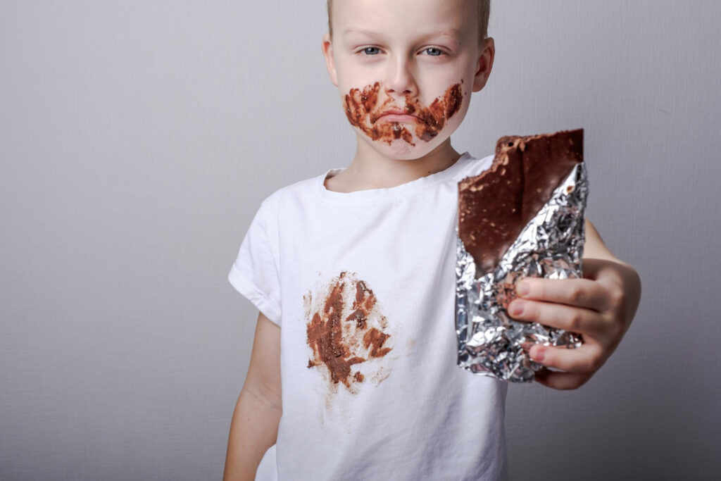 Aprenda como remover manchas de chocolate de roupas