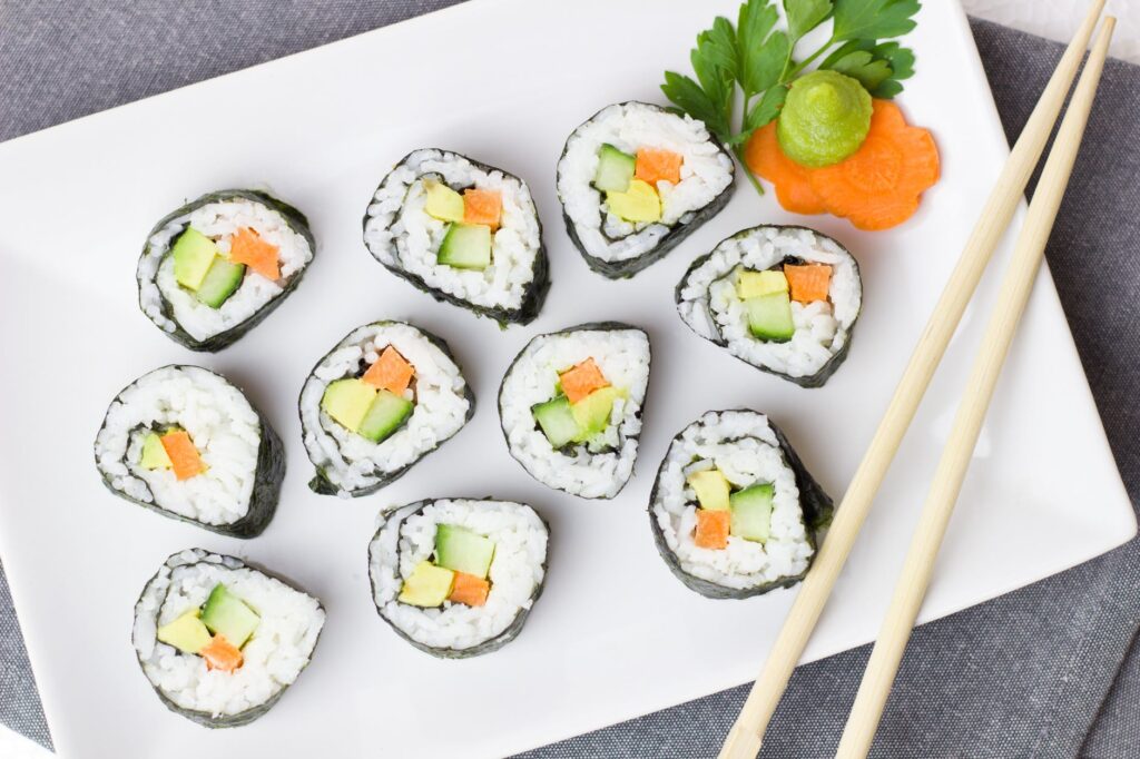 Como fazer sushi de salmão em casa