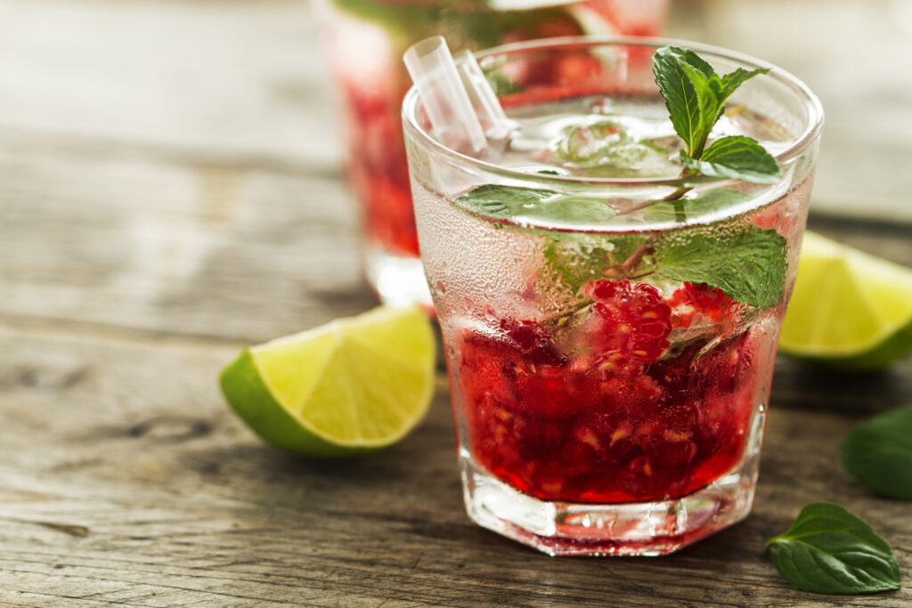 As melhores receitas de coquetéis de frutas sem álcool para todo mundo se divertir