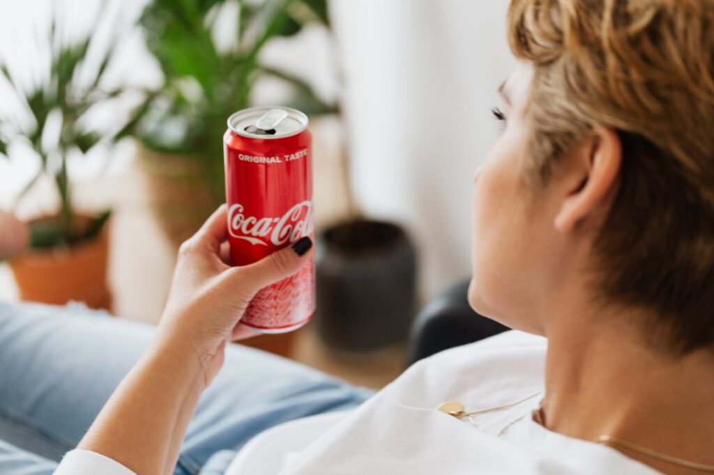 Confira truques caseiros inovadores de como usar a Coca-cola para limpar a casa!