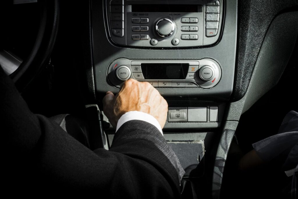 Parceria entre Uber e taxistas: como isso poderá mudar a dinâmica dos transportes