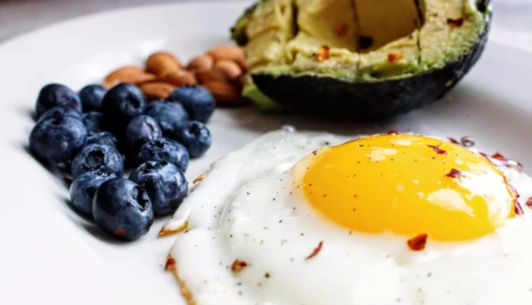 Quem tem colesterol alto pode comer ovos
