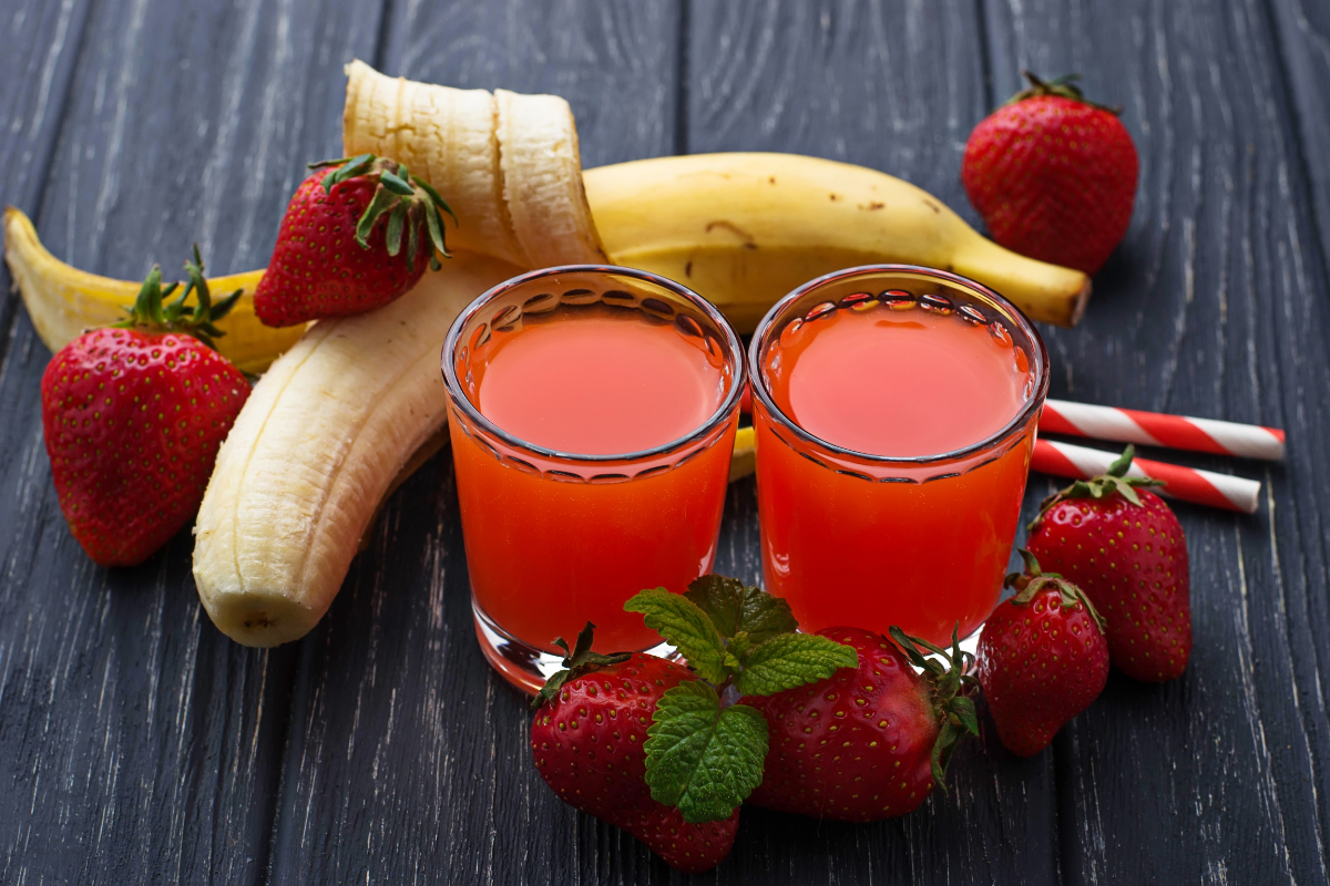 Aprenda a fazer suco de morango, banana e melancia e fique sempre bem hidratado