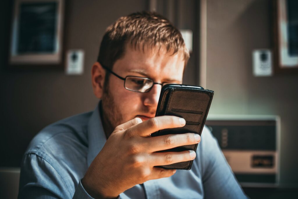 Brasileiro passa em média 41 anos da sua vida online.