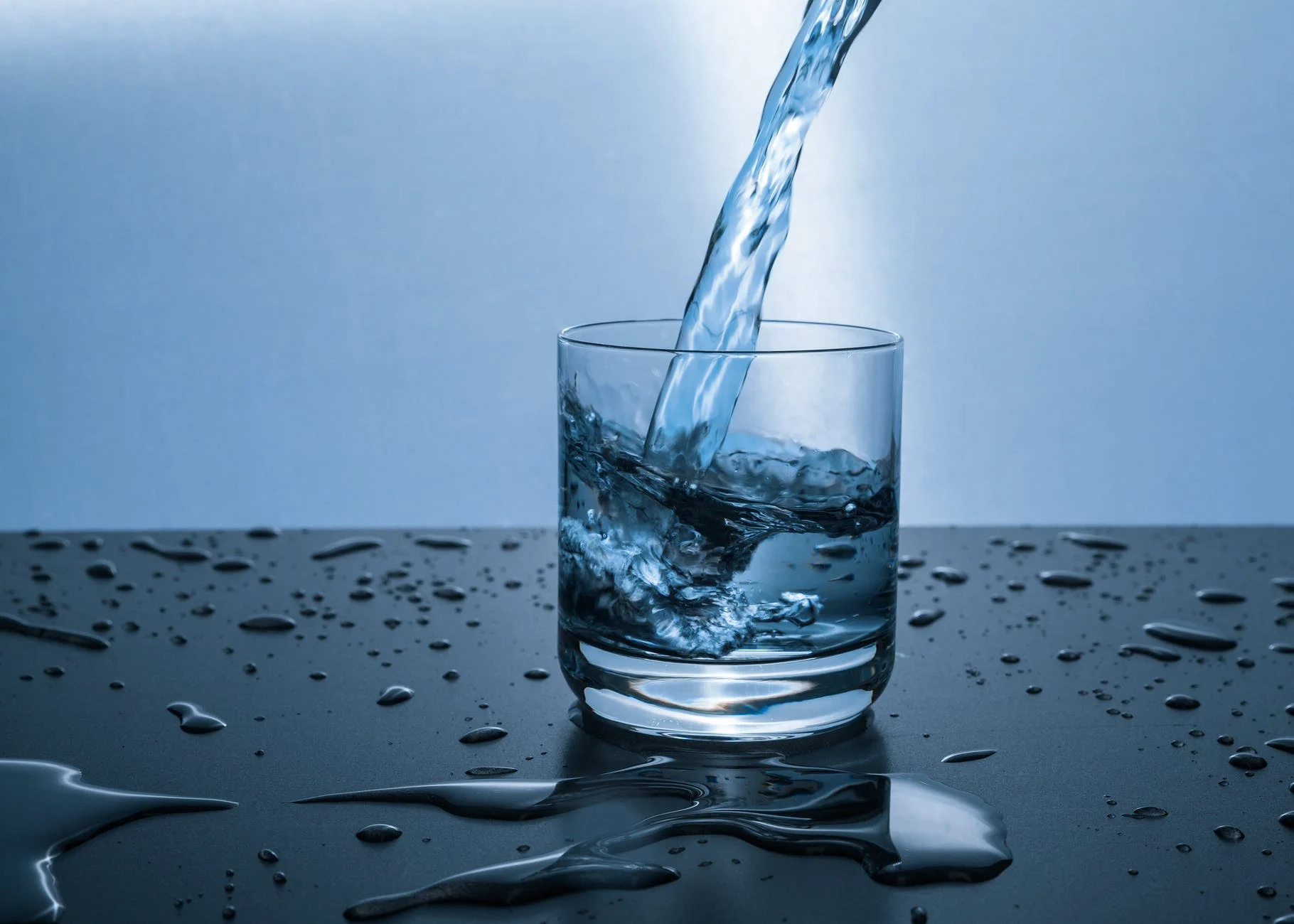 Água contaminada por produtos químicos e radioativos