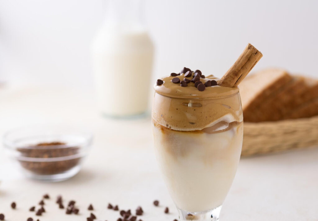 Aprenda a fazer o café cremoso “Dalgona”