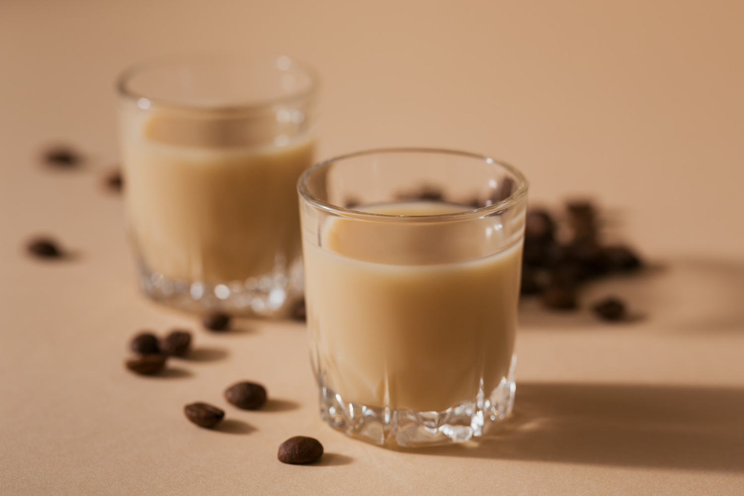 Aprenda a fazer um delicioso licor cremoso de café, ideal para as festas juninas