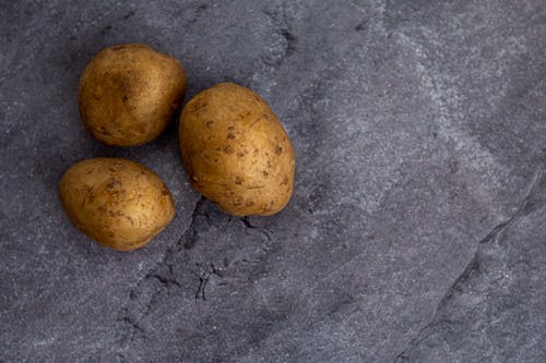 Pode consumir batatas esverdeadas ou com brotos