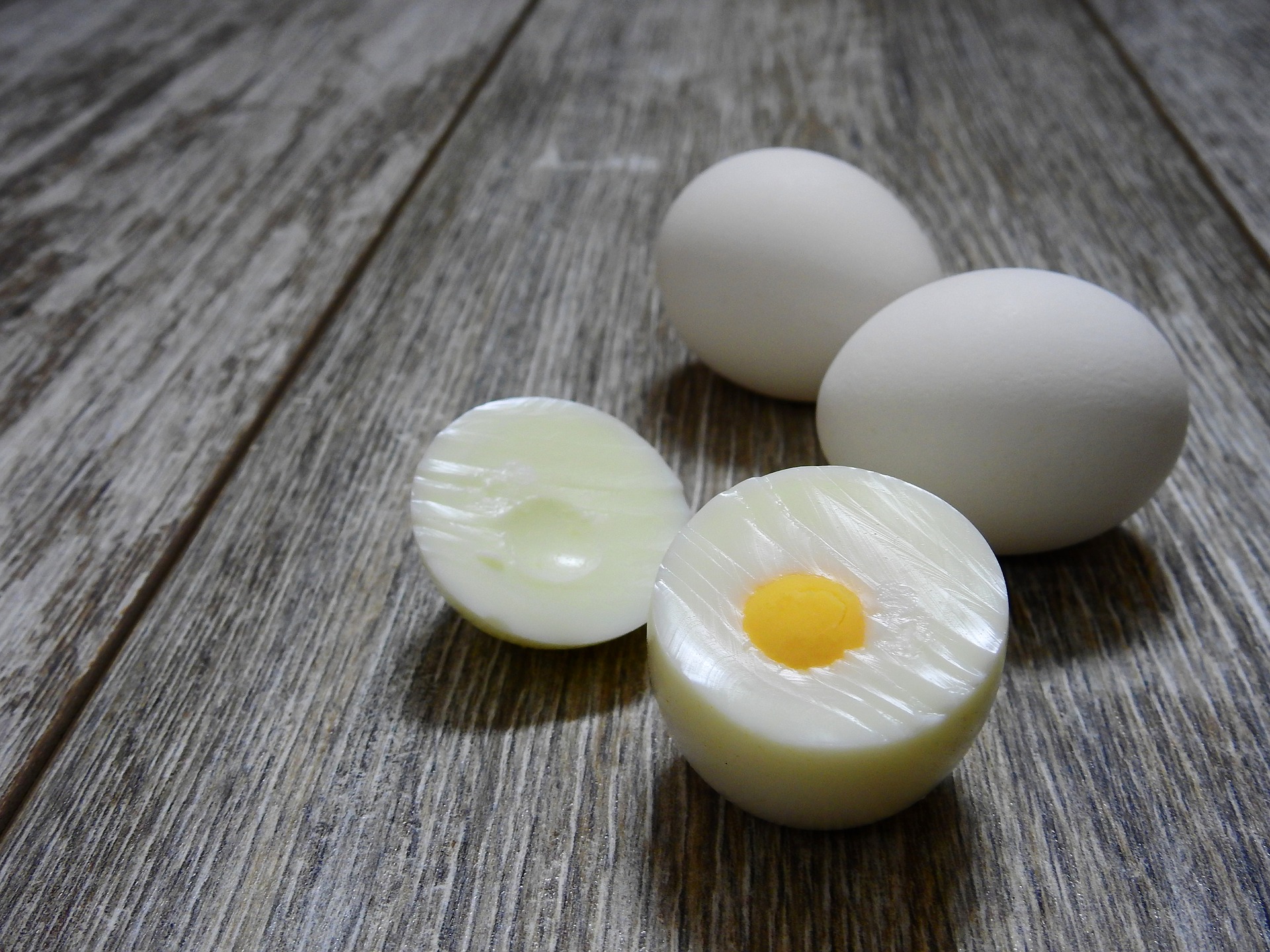 Saiba por que você deveria começar a colocar suco de limão nos ovos cozidos