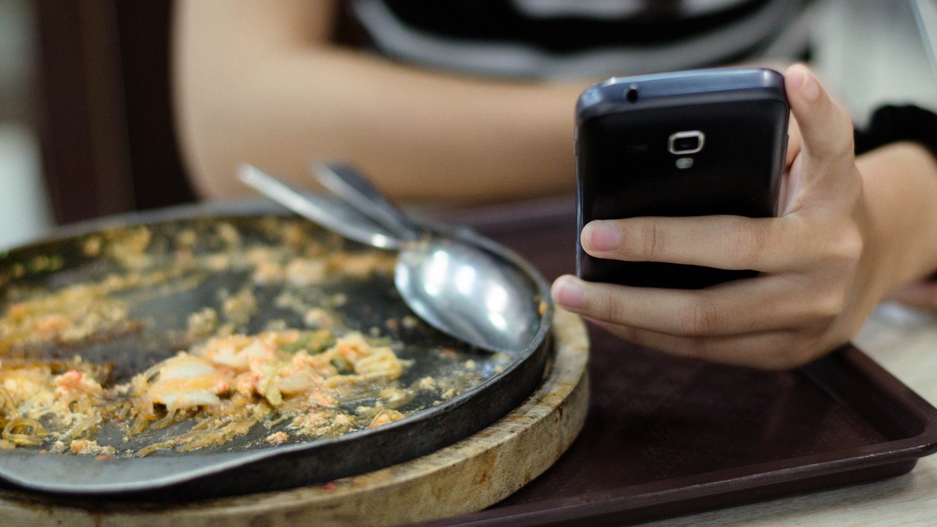 Comer mexendo no celular faz mal, Foto: Canva.