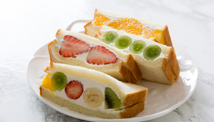 Como fazer um sanduíche de frutas japonês