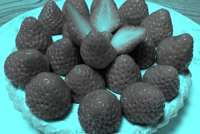 Optical illusion with strawberries.