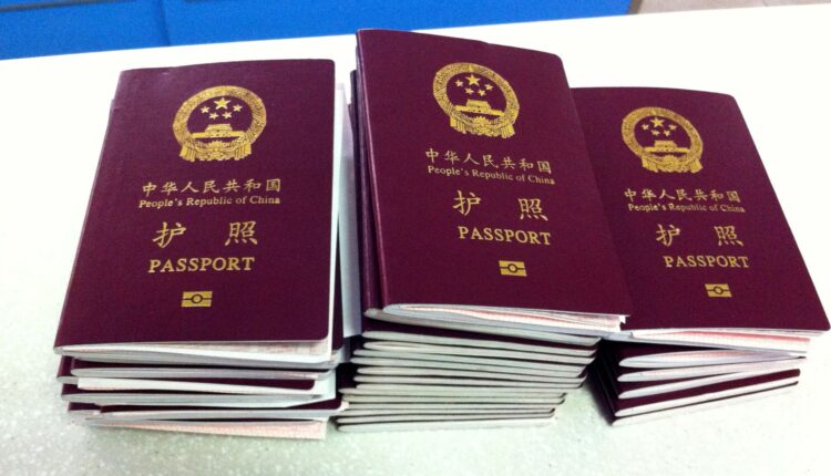 Gêmeas trocam passaportes para poder viajar