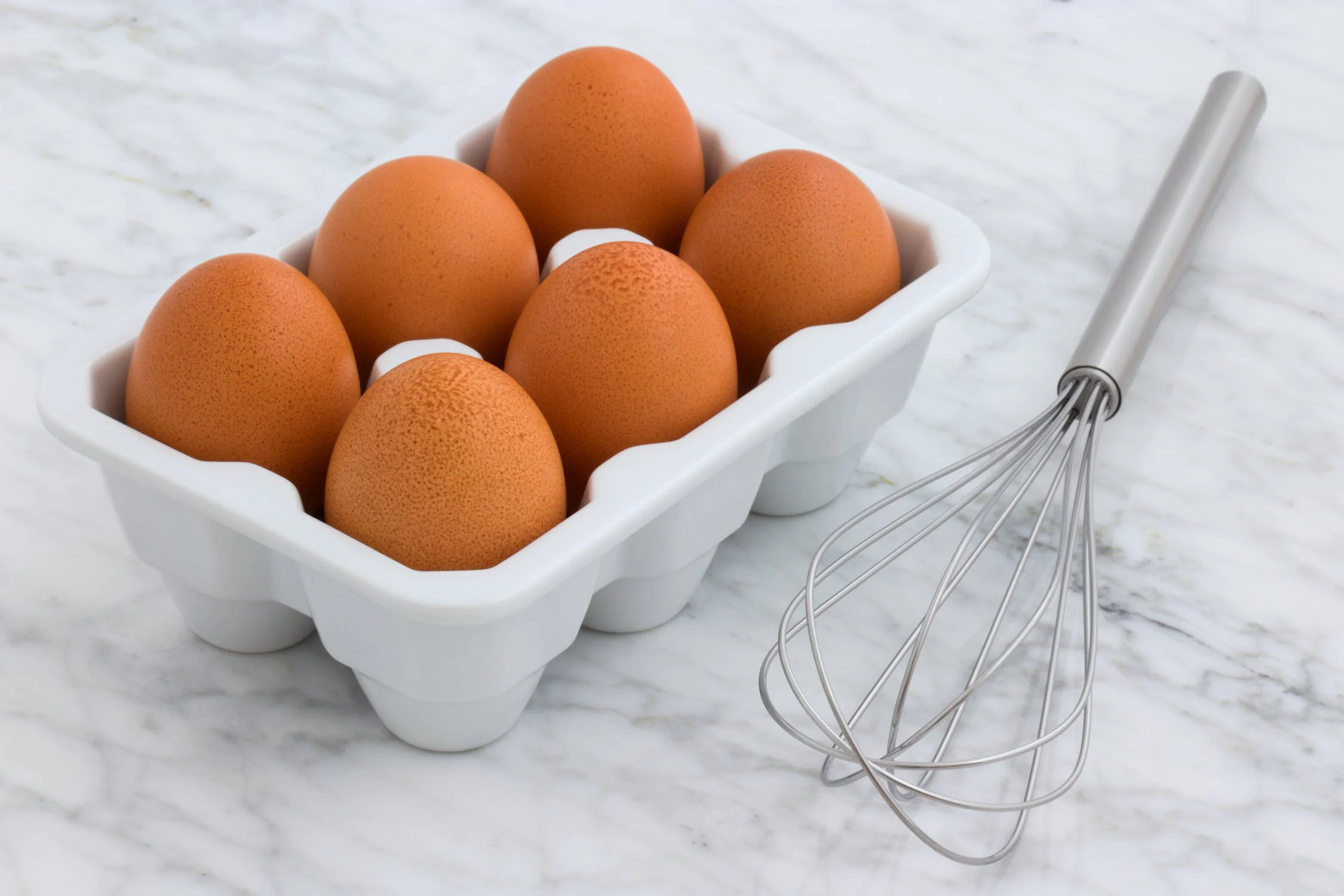 Por que guardar os ovos na geladeira