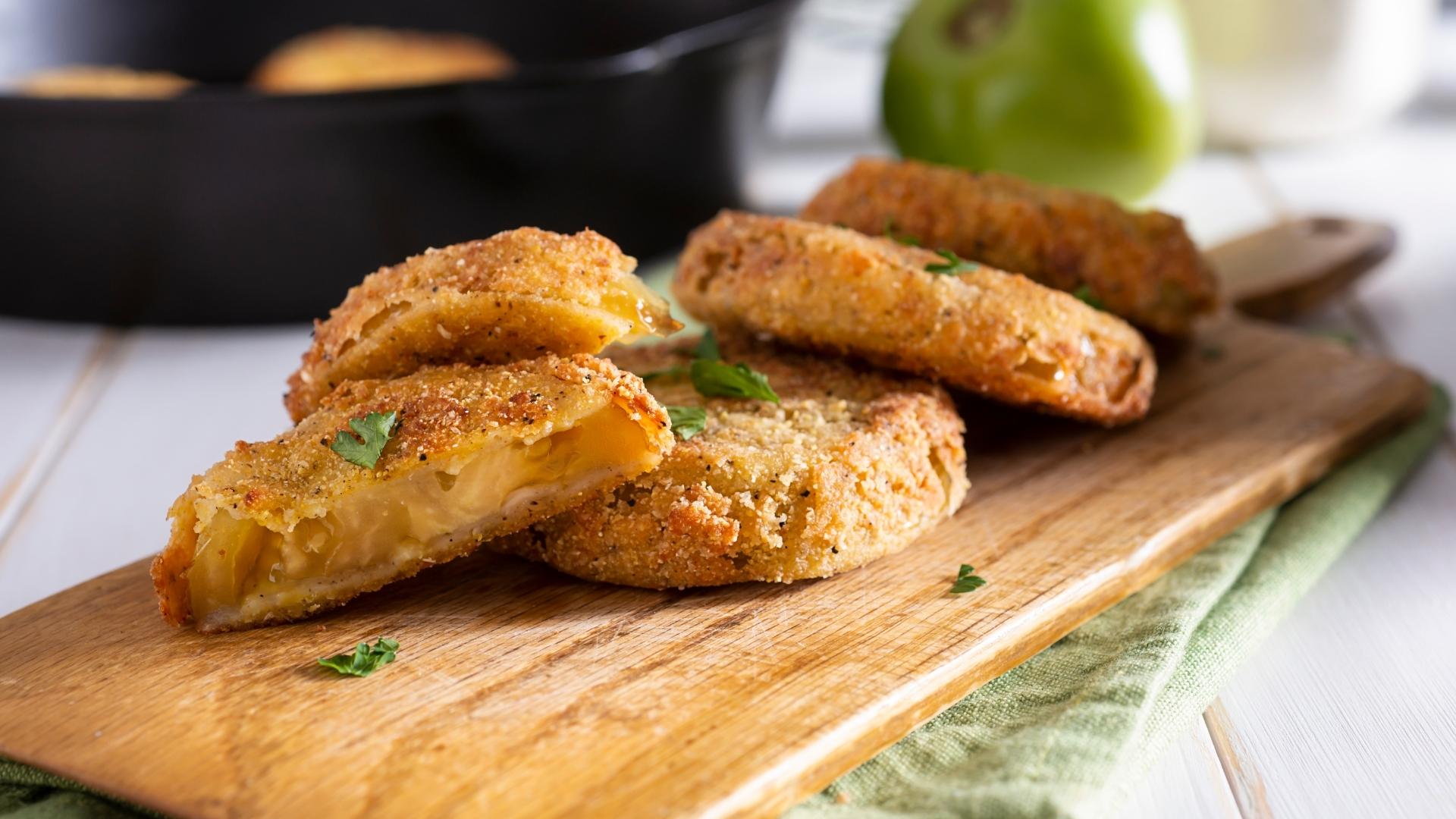 Confira como fazer essa receita de tomate verde frito que é perfeita para o lanche!