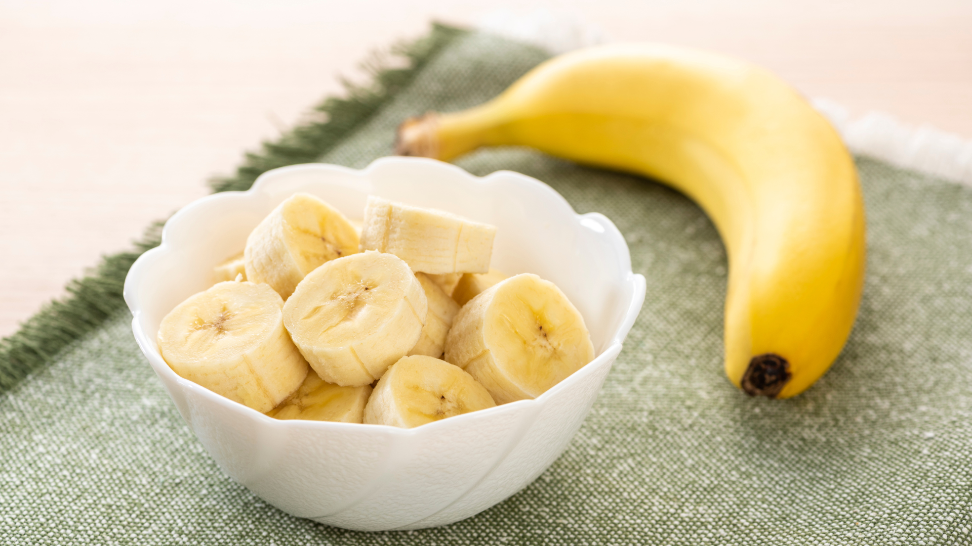 Não são sementes: descubra o que são os pontinhos pretos dentro da banana