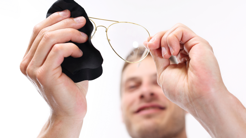 Não fazer na hora de limpar as lentes dos óculos.