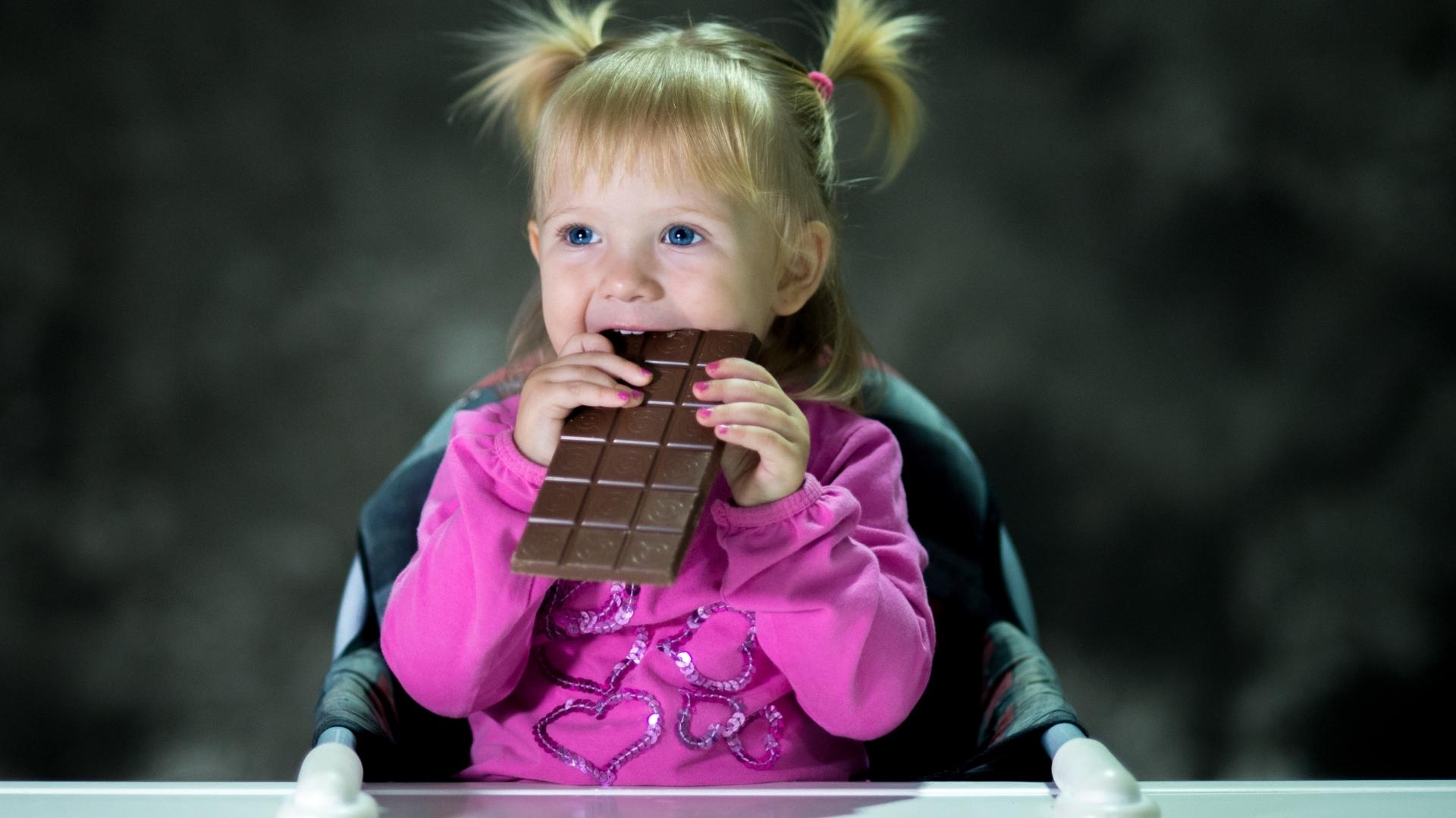 Criança pode comer chocolate.