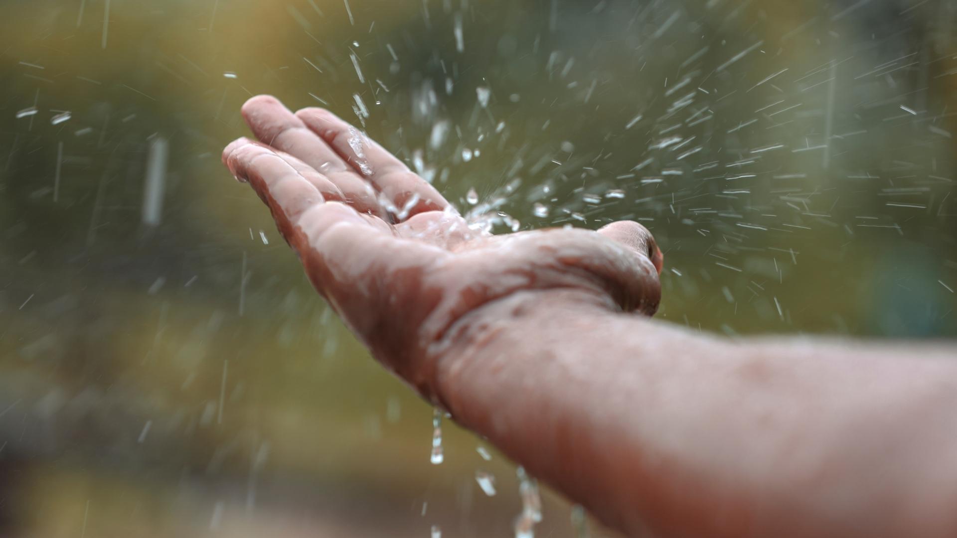 Un nuevo estudio advierte que beber agua de lluvia es muy peligroso