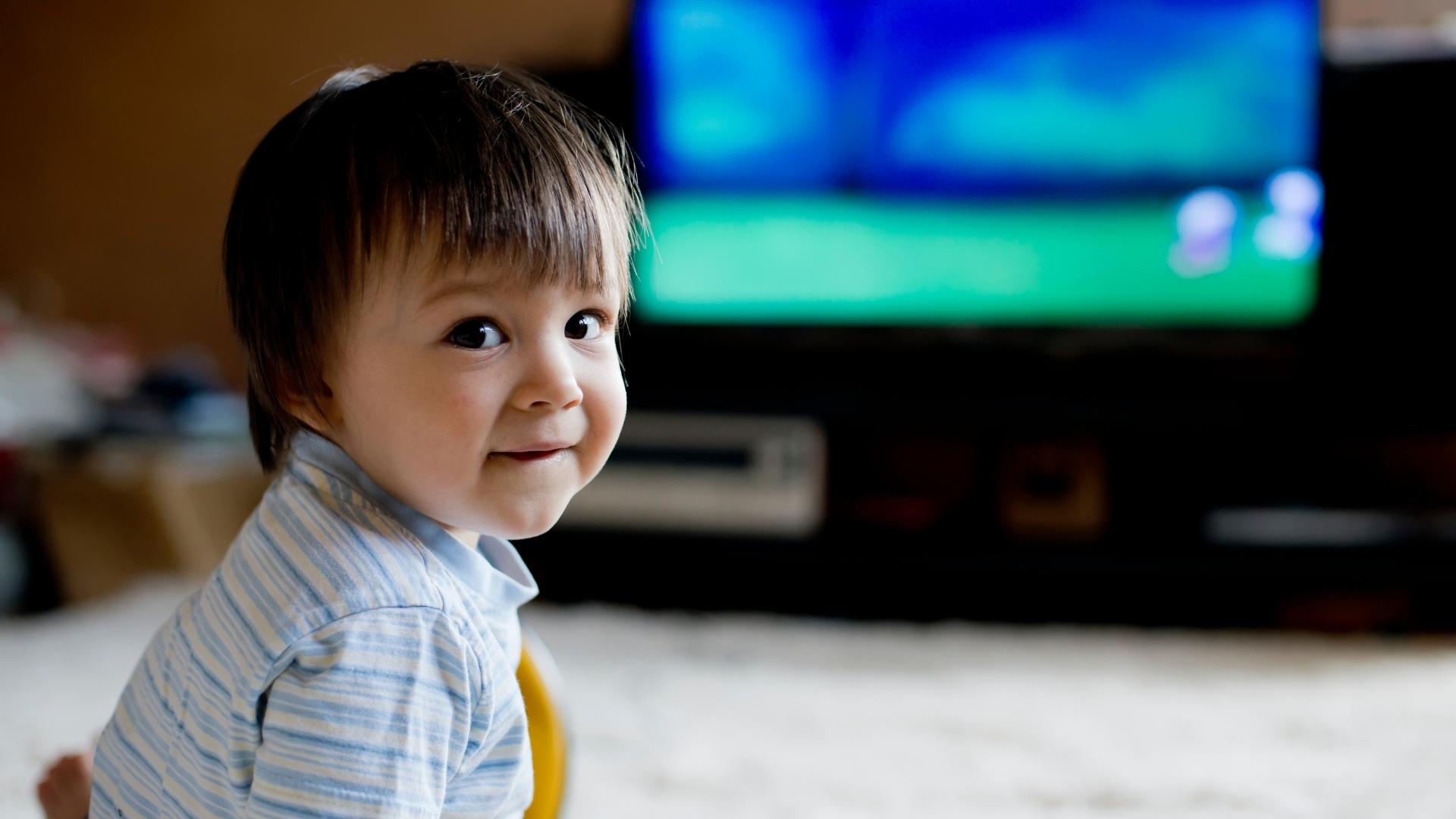 Crianças podem assistir televisão.