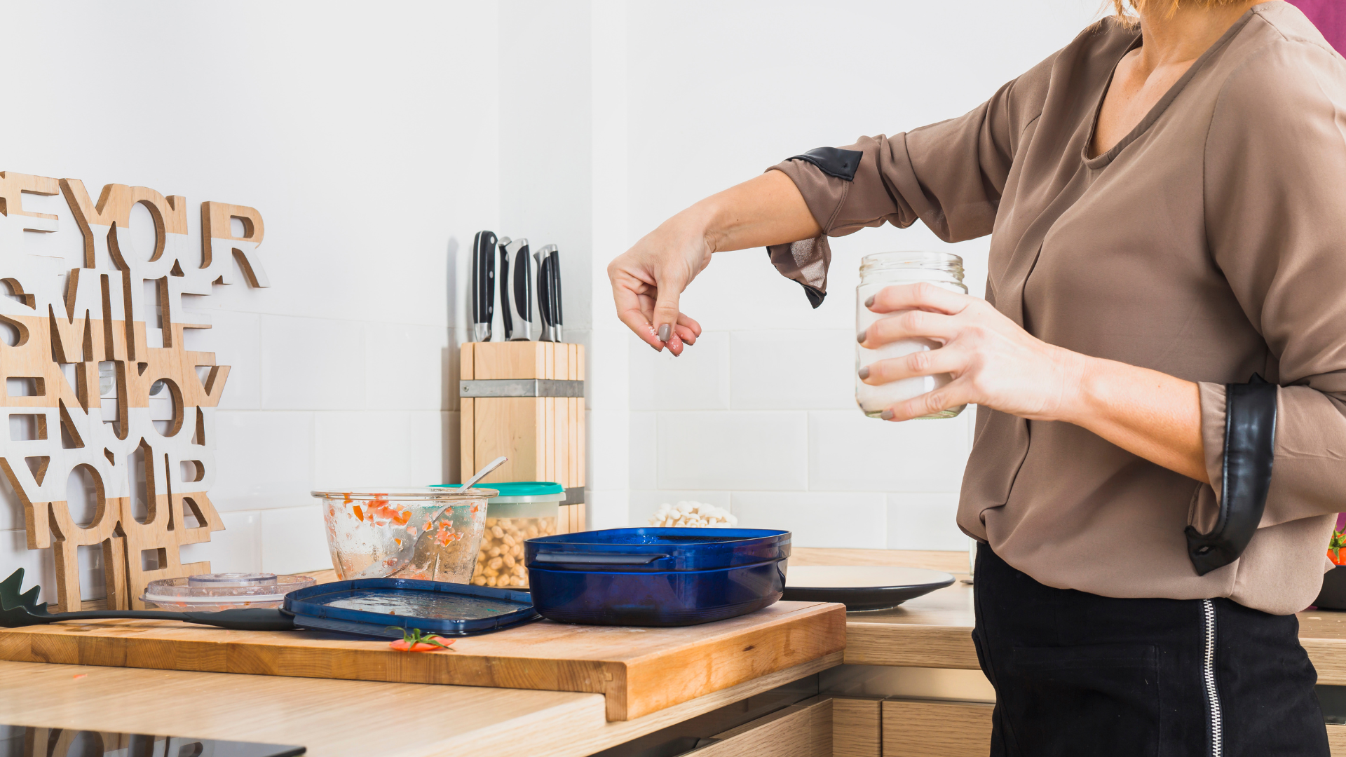 Por que não recomendam salgar uma comida antes de jogá-la no óleo quente?