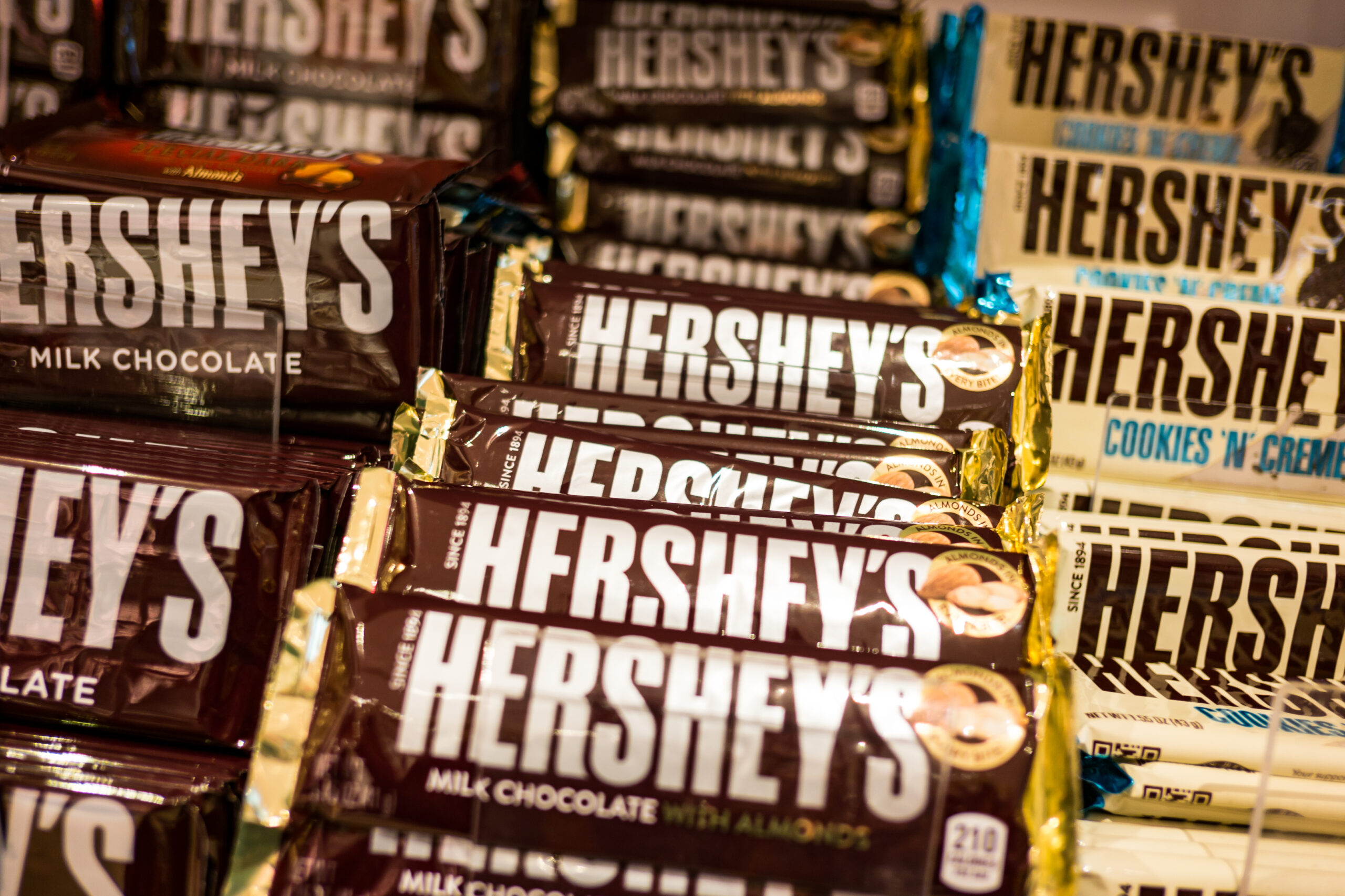 The hershey company. Шоколад американский Хершес. Hershey's Chocolate шоколадная фабрика. ХЕРШИС Милтон. Hershey’s в Херши.