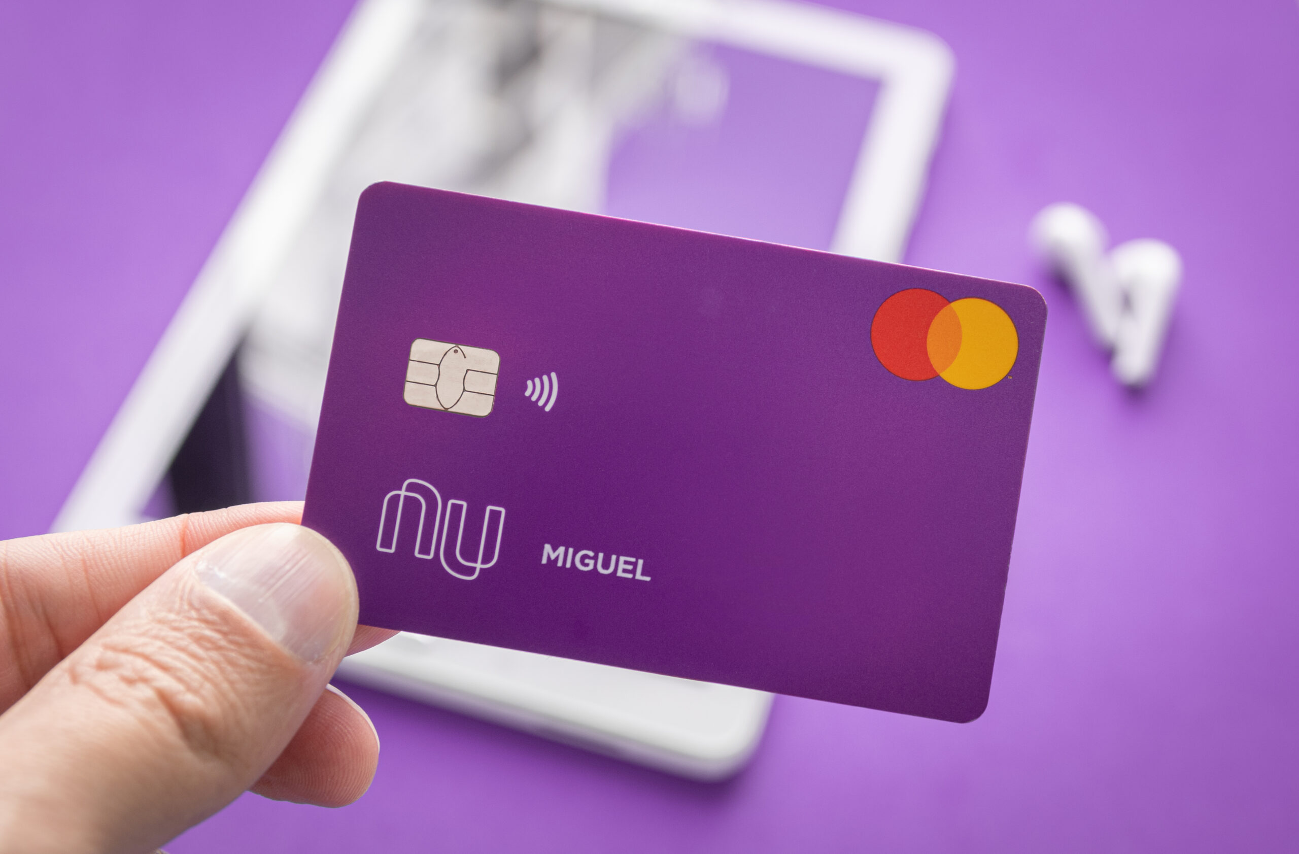 Cartão de dependente do Nubank permite compartilhar limite com outras pessoas