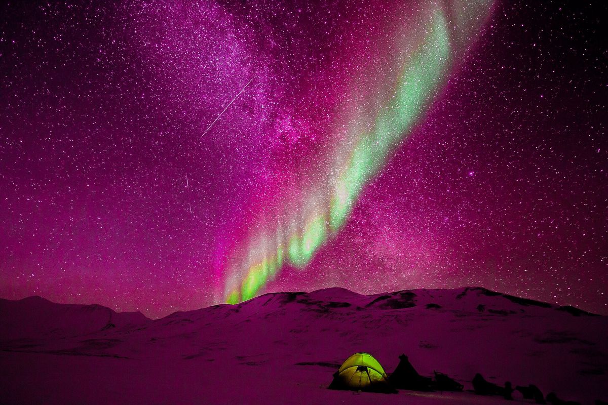 La aurora boreal rosa, considerada rara, se deja ver en los cielos de Noruega