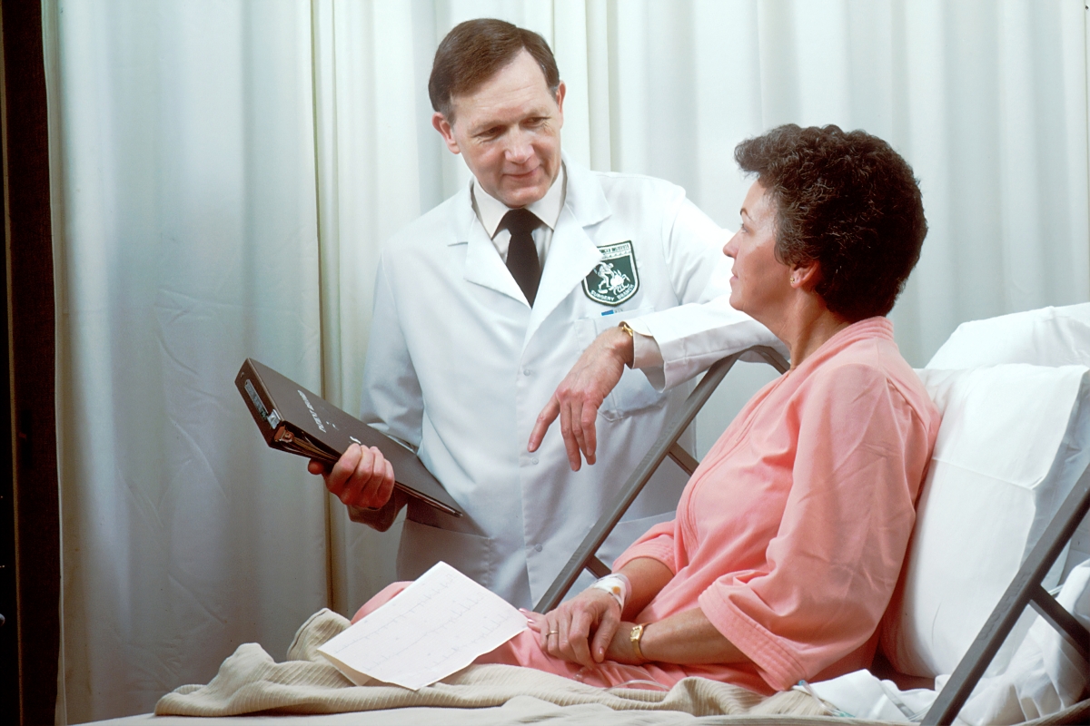 Médico dá diagnóstico a paciente