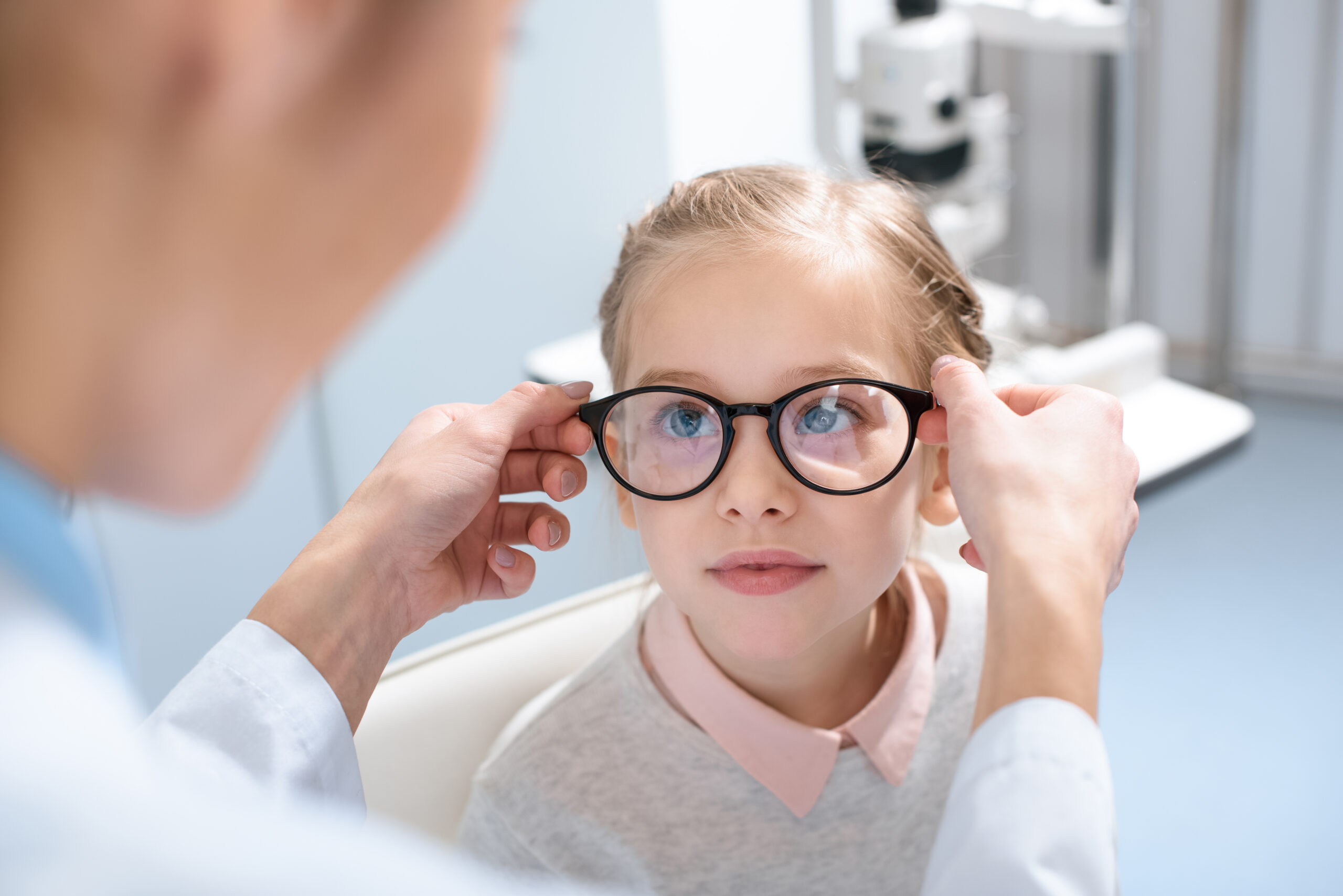 Начала падать зрение. Детские очки для зрения. Дети в очках для зрения. Офтальмолог миопия. Ухудшение зрения у детей.