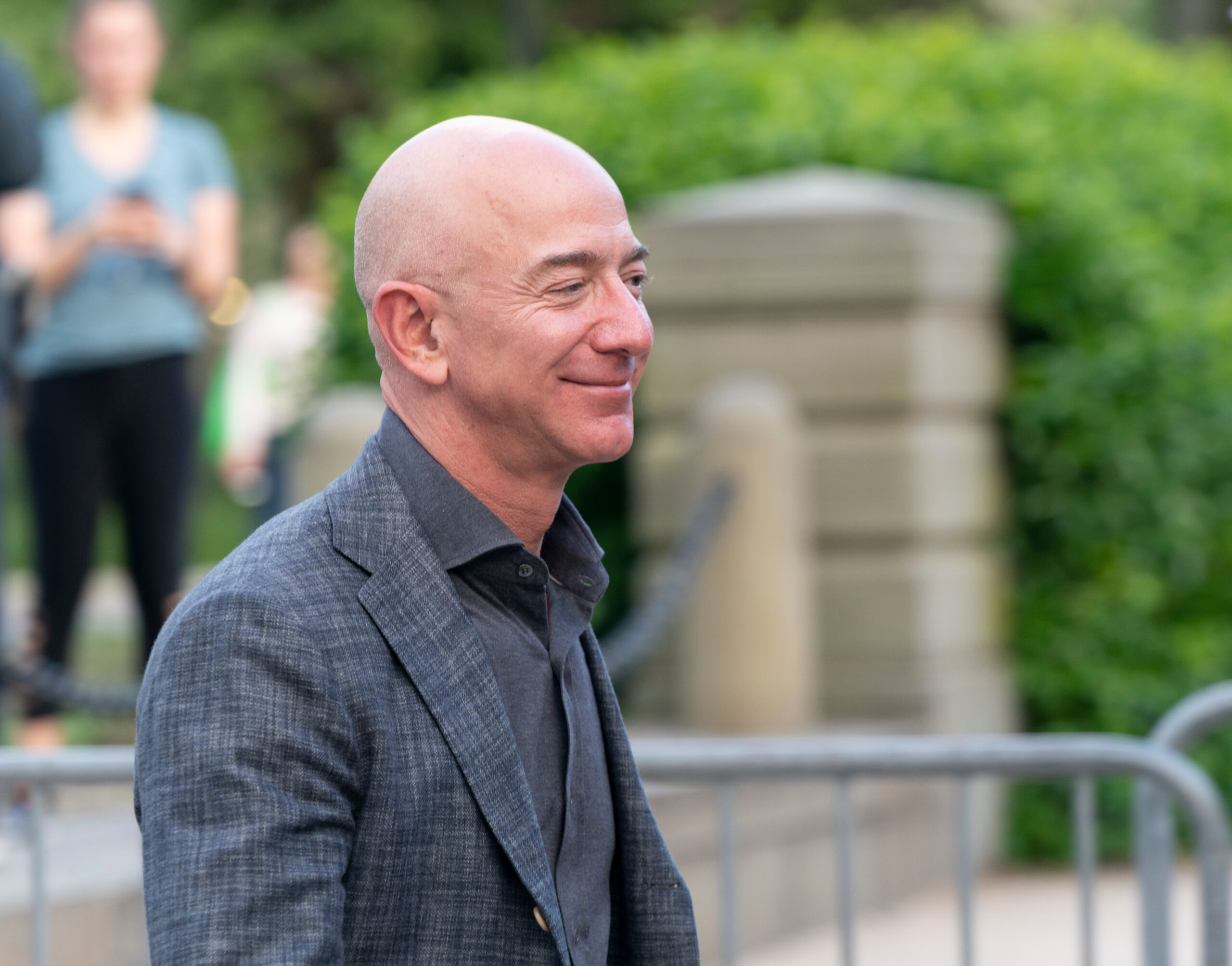 Jeff Bezos frente a uma crise econômica: o que o bilionário faria? Veja!