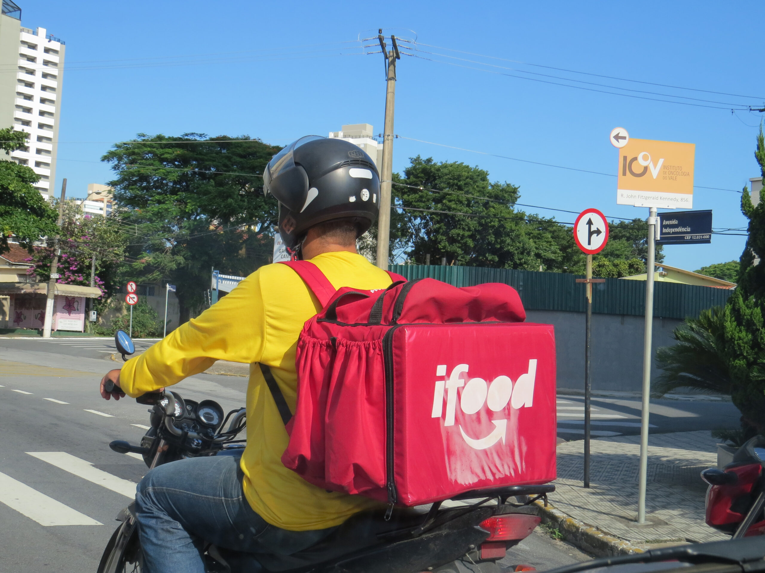'Motoboy não é garçom': após polêmica, iFood divulga recomendações para entrega
