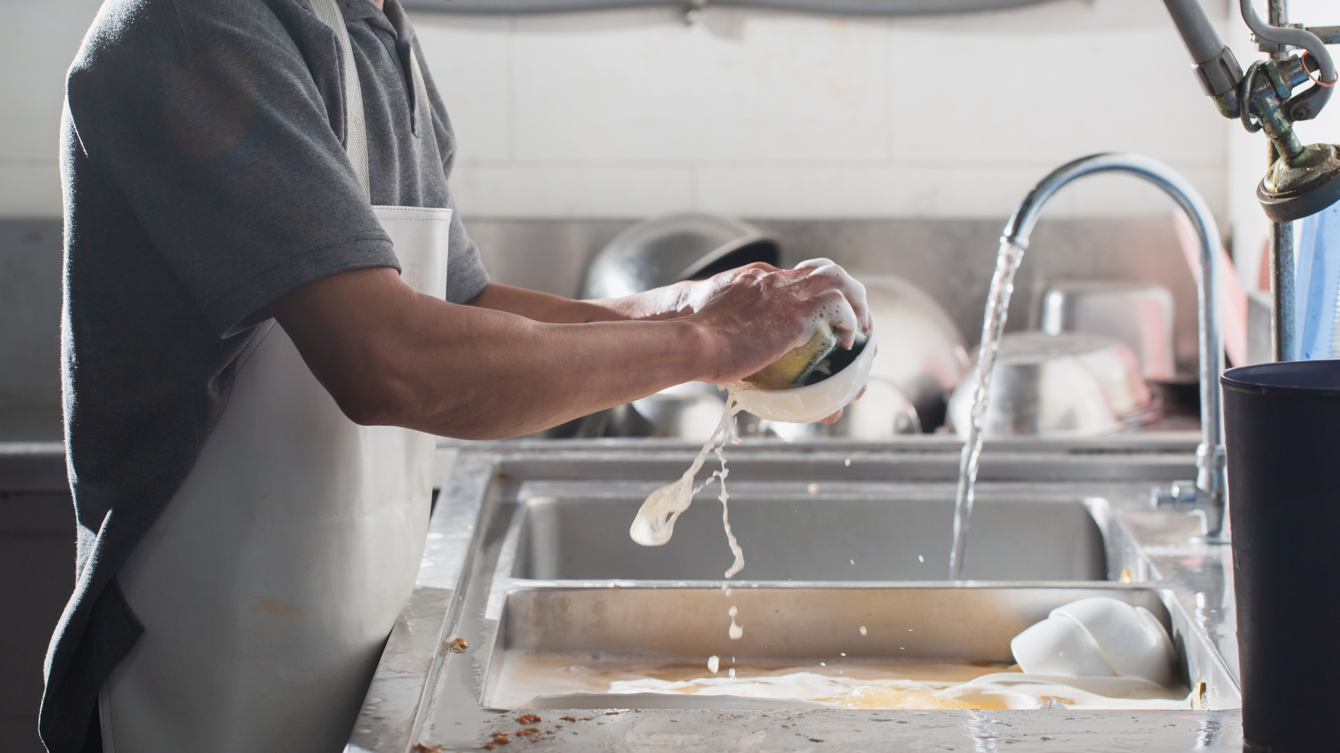 Veja 5 dicas certeiras para lavar utensílios gordurosos sem ter trabalho