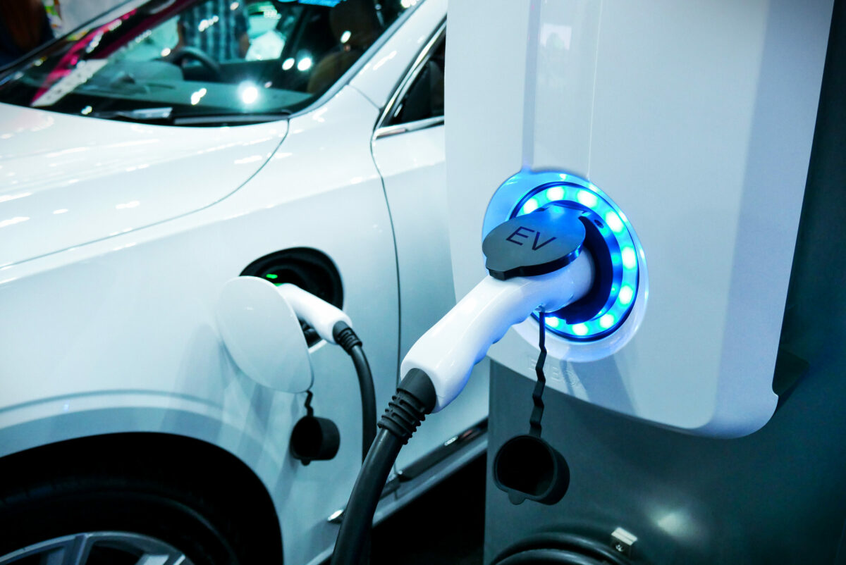 Recorde: Carros elétricos superam vendas de carros a combustão pela primeira vez